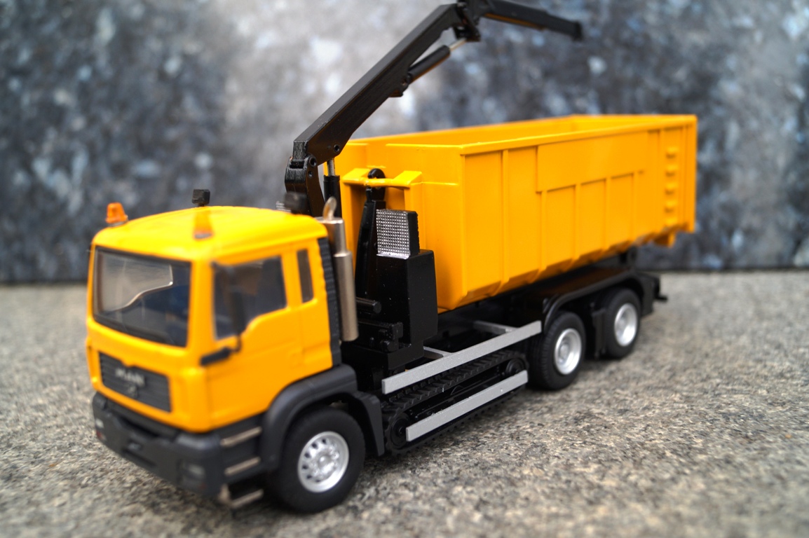 MAN 3achs Abrollkipper mit Kranaufbau und Kettenlaufwerk