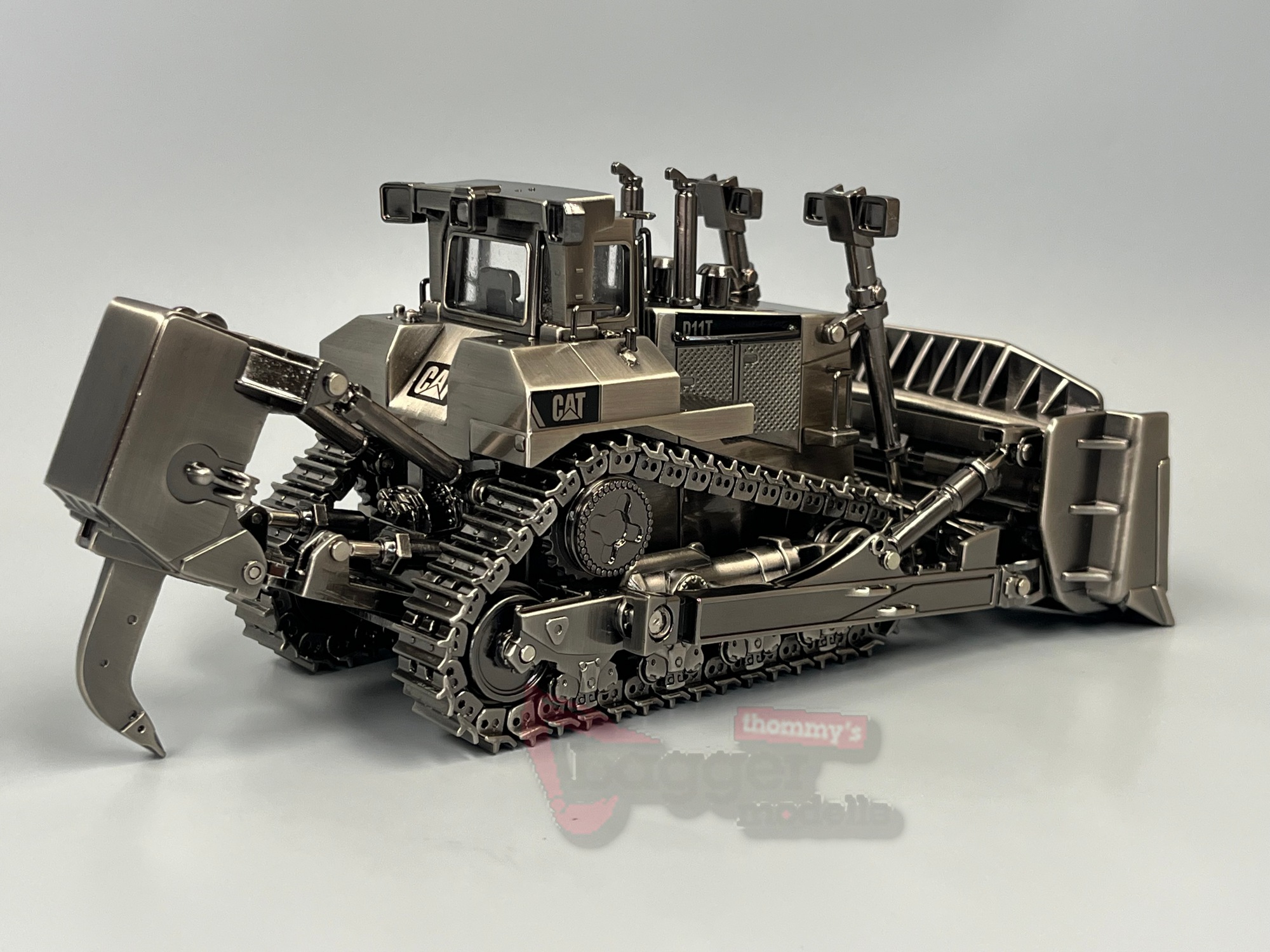 85754 -DCM - CAT D11/ Raupe Antique Silver Finish