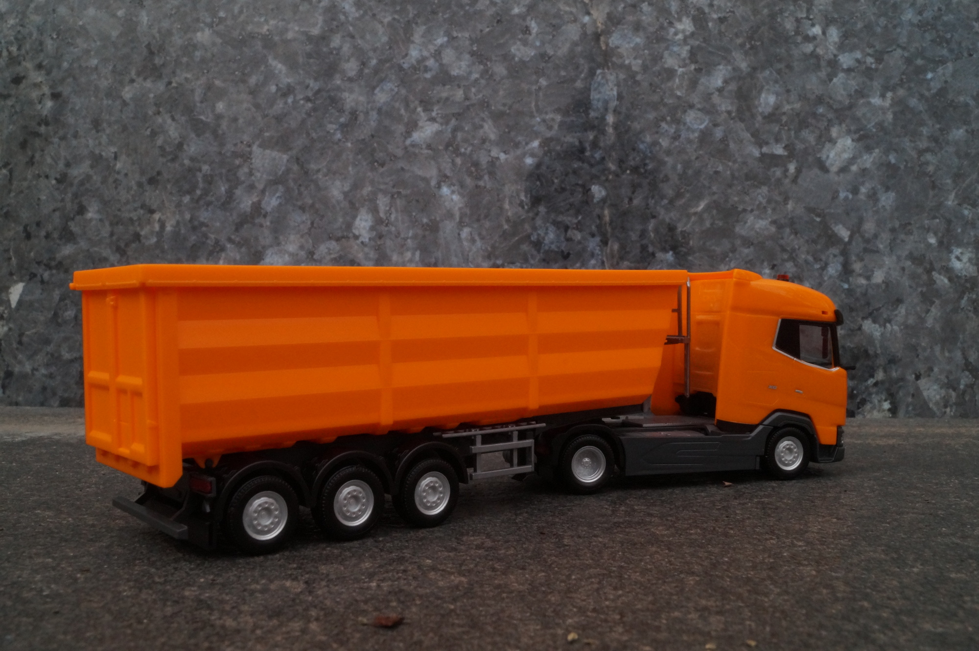 316941 - Herpa -DAF XG Stahlrundmulden-Sattelzug, kommunalorange