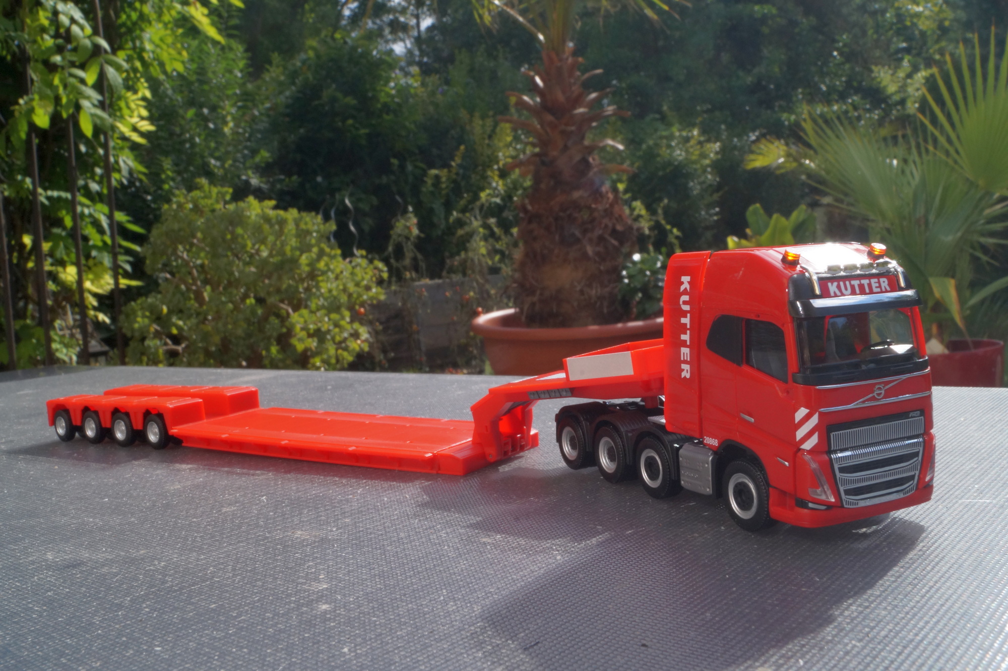 317962 - Herpa - Volvo FH 16 GL XL 2020 mit Nooteboom-Pendel-X-Auflieger, 4achs "Kutter"