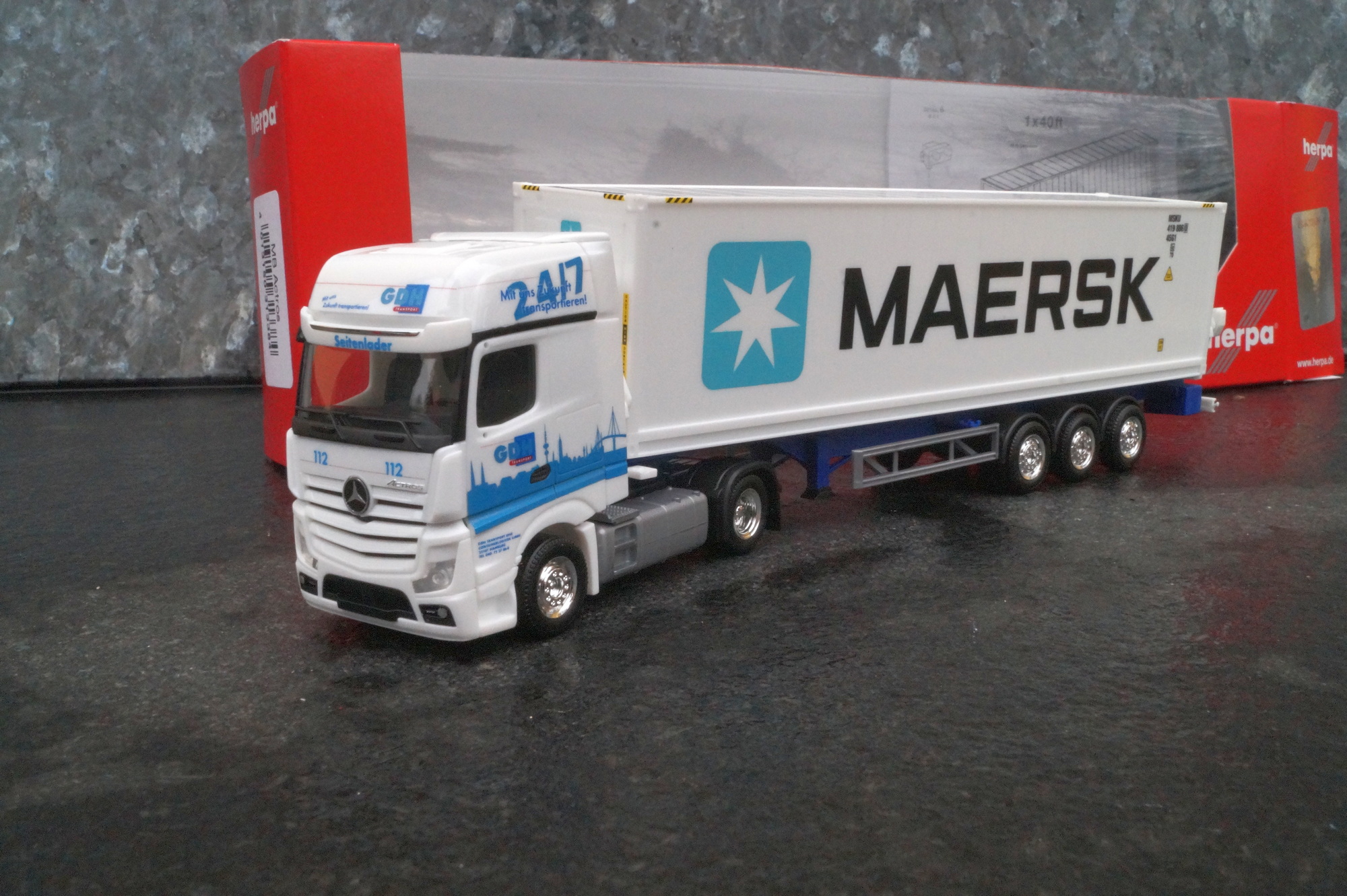313384 - Herpa - Mercedes-Benz Actros Gigaspace Seitenlader-Sattelzug „GDH / Maersk“