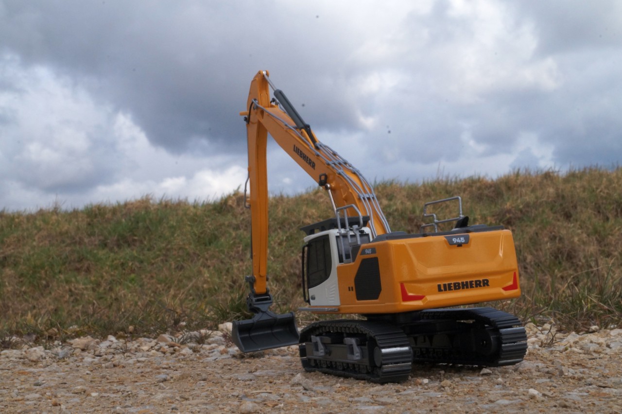 conrad modelle Liebherr R 945 Multi- User Umschlagbagger